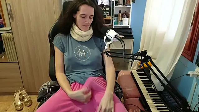 Snapshot of MemiKouki chatting on 12/21/25, 04:03 MemiKouki online show from 12/21/25, 04:03