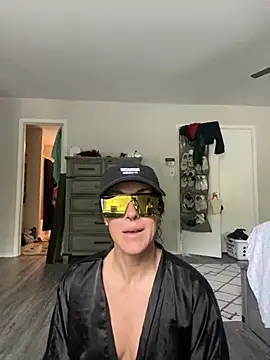 Snapshot of mrs__unknown chatting on 10/12/25, 04:28 mrs unknown online show from 10/12/25, 04:28