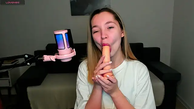 Snapshot of MiaThaine chatting on 12/19/24, 02:46 MiaThaine online show from 12/19/24, 02:46