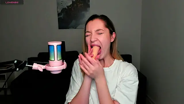 MiaThaine online show from 12/25/24, 01:20