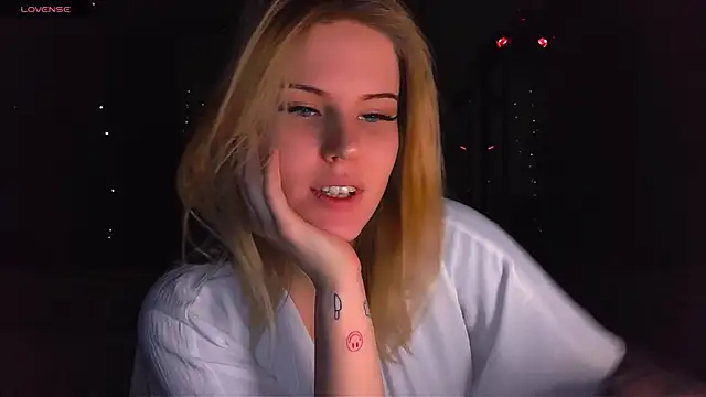 Snapshot of VoluptuousDreams chatting on 01/17/25, 06:23 VoluptuousDreams online show from 01/17/25, 06:23