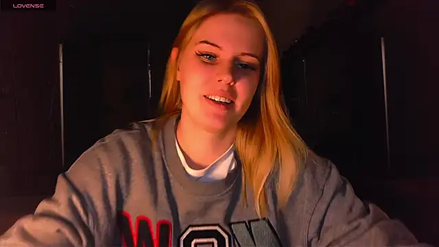 Snapshot of VoluptuousDreams chatting on 02/02/25, 07:04 VoluptuousDreams online show from 02/02/25, 07:04