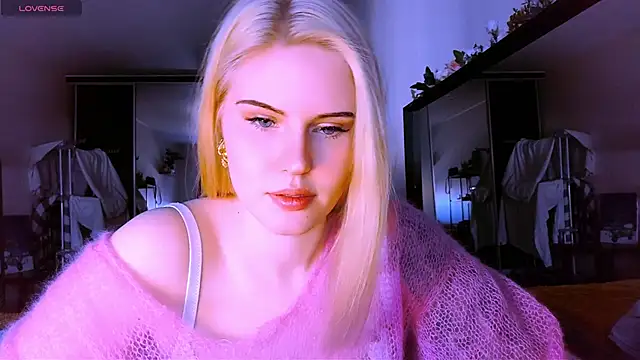 Snapshot of VoluptuousDreams chatting on 03/22/25, 01:08 VoluptuousDreams online show from 03/22/25, 01:08