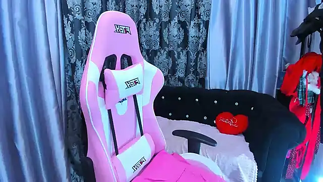 Snapshot of KamilaFoxy chatting on 03/22/25, 06:00 KamilaFoxy online show from 03/22/25, 06:00