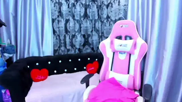 Snapshot of KamilaFoxy chatting on 09/17/25, 04:14 KamilaFoxy online show from 09/17/25, 04:14