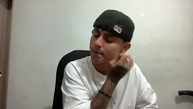 Snapshot of bob_petterson chatting on 01/11/25, 12:33 bob petterson online show from 01/11/25, 12:33