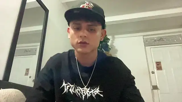 Snapshot of bob_petterson chatting on 01/13/25, 01:02 bob petterson online show from 01/13/25, 01:02