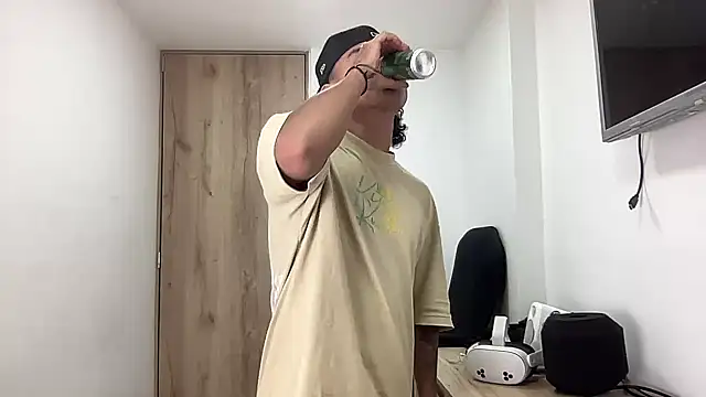 Snapshot of bob_petterson chatting on 09/28/25, 04:18 bob petterson online show from 09/28/25, 04:18