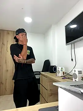 Snapshot of bob_petterson chatting on 10/07/25, 04:09 bob petterson online show from 10/07/25, 04:09