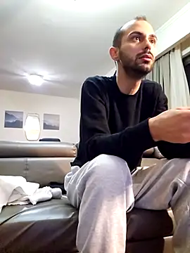 Snapshot of denisxlRo chatting on 12/14/25, 04:34 denisxlRo online show from 12/14/25, 04:34