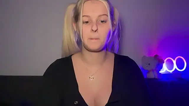 Snapshot of Allylove03 chatting on 01/06/26, 04:16 Allylove03 online show from 01/06/26, 04:16