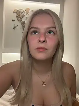 Snapshot of Allylove03 chatting on 04/24/26, 04:04 Allylove03 online show from 04/24/26, 04:04