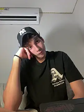 Snapshot of CamiloXx04 chatting on 02/04/25, 03:11 CamiloXx04 online show from 02/04/25, 03:11