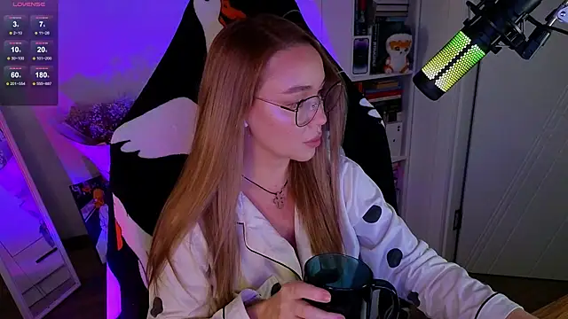 Emili1- online show from 10/12/25, 11:42