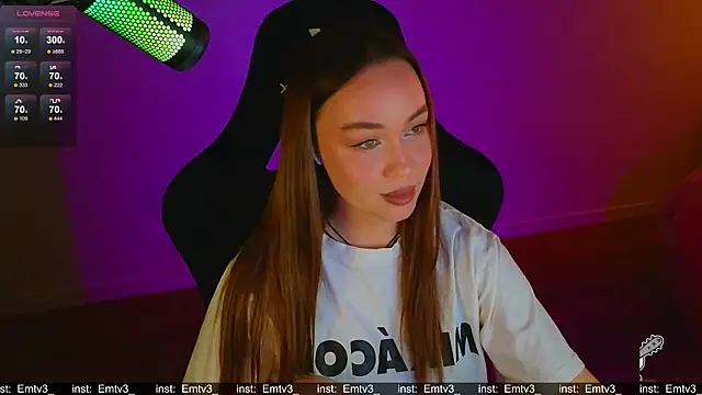 Snapshot of Emili1- chatting on 04/01/26, 10:05 Emili1- online show from 04/01/26, 10:05