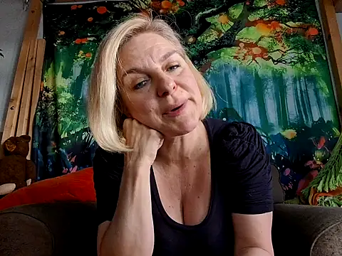 Snapshot of FrauleinSchmitt chatting on 02/16/25, 12:32 FrauleinSchmitt online show from 02/16/25, 12:32