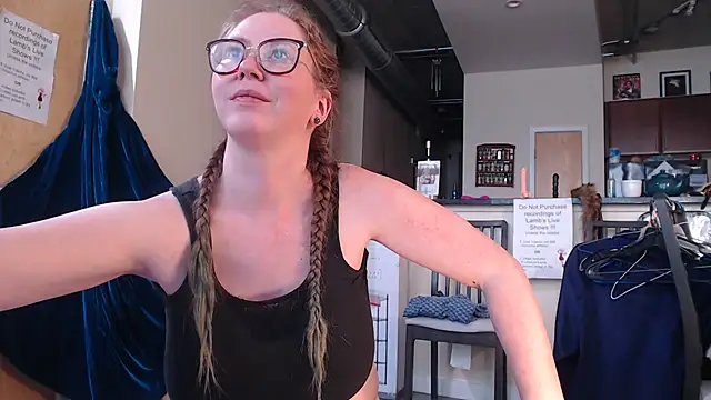 Snapshot of littlelustlamb chatting on 10/08/25, 05:32 littlelustlamb online show from 10/08/25, 05:32