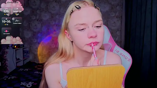 Snapshot of Milia_Parker chatting on 03/27/26, 01:33 Milia Parker online show from 03/27/26, 01:33