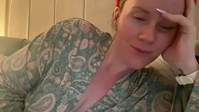 Snapshot of redheadrosie69 chatting on 05/26/26, 06:48 redheadrosie69 online show from 05/26/26, 06:48