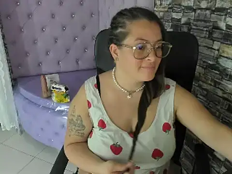 Snapshot of SaraThomso chatting on 12/14/24, 06:13 SaraThomso online show from 12/14/24, 06:13