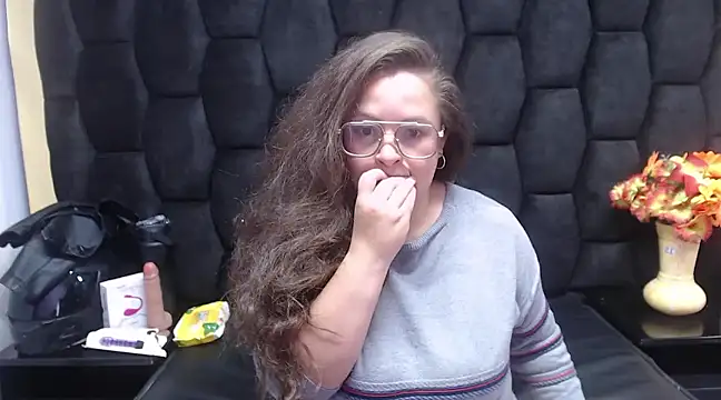 Snapshot of SaraThomso chatting on 12/19/24, 01:51 SaraThomso online show from 12/19/24, 01:51