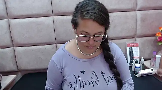 Snapshot of SaraThomso chatting on 02/09/25, 09:05 SaraThomso online show from 02/09/25, 09:05