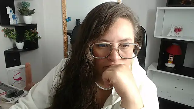 Snapshot of SaraThomso chatting on 03/11/25, 03:16 SaraThomso online show from 03/11/25, 03:16