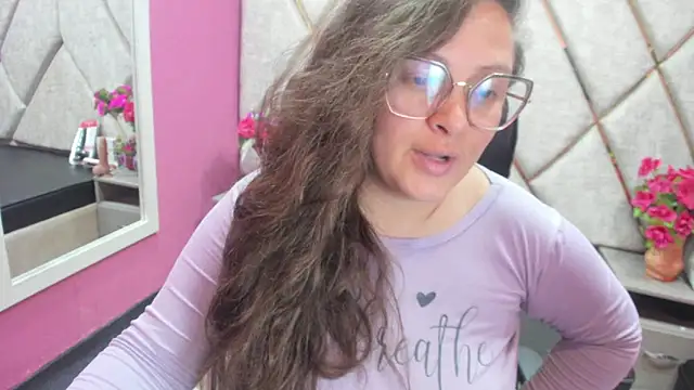 Snapshot of SaraThomso chatting on 10/02/25, 04:08 SaraThomso online show from 10/02/25, 04:08