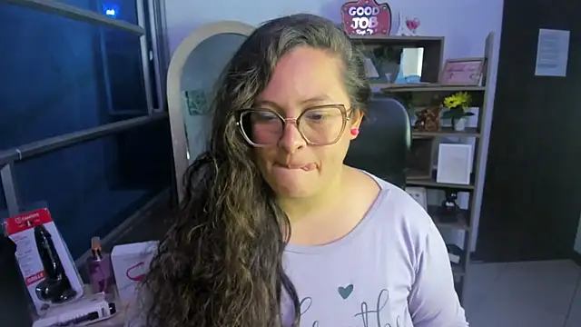 SaraThomso online show from 11/13/25, 03:27