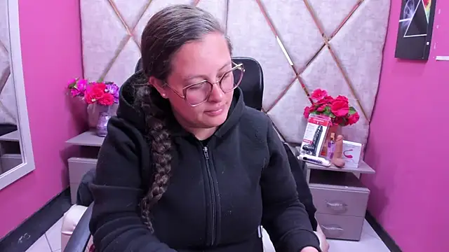 SaraThomso online show from 11/28/25, 01:47