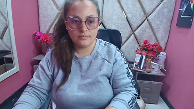 SaraThomso online show from 12/04/25, 01:20