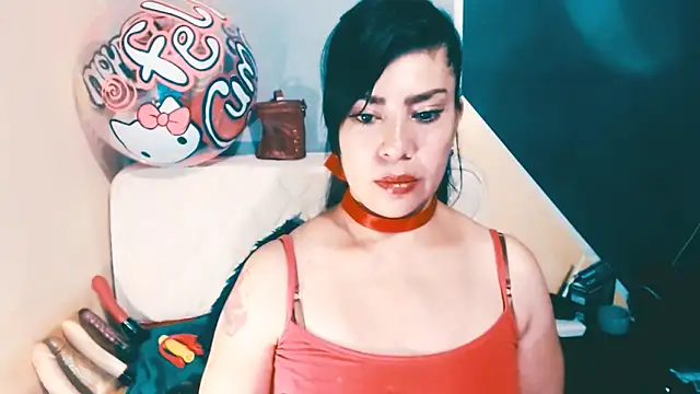 Snapshot of luisahott chatting on 04/16/26, 02:12 luisahott online show from 04/16/26, 02:12