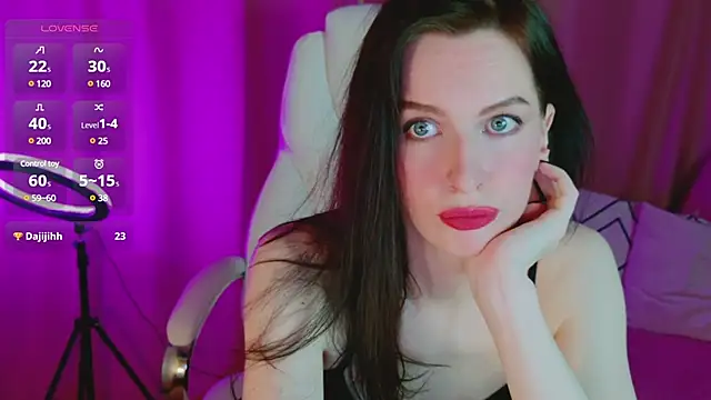 Snapshot of AndreaAshton chatting on 12/12/24, 04:32 AndreaAshton online show from 12/12/24, 04:32