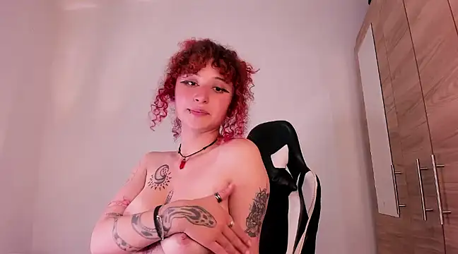 Snapshot of valent_27 chatting on 02/15/25, 05:30 valent 27 online show from 02/15/25, 05:30