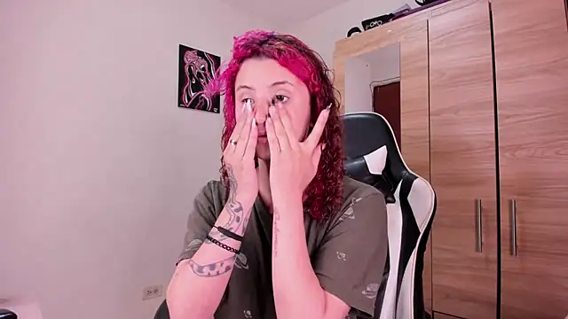 Snapshot of valent_27 chatting on 10/17/25, 03:53 valent 27 online show from 10/17/25, 03:53