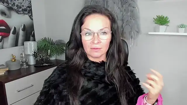 HelenLuxx online show from 12/18/24, 10:08