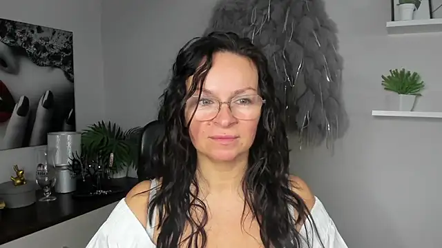 HelenLuxx online show from 12/20/24, 06:29