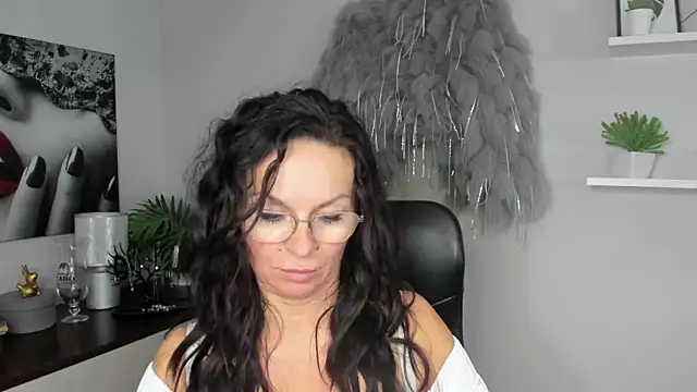 HelenLuxx online show from 12/20/24, 10:16