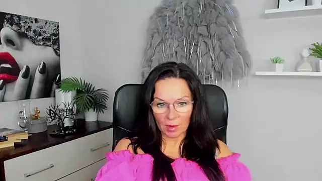 HelenLuxx online show from 01/13/25, 10:47