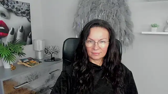 HelenLuxx online show from 01/28/25, 10:23