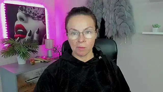 HelenLuxx online show from 01/30/25, 01:31