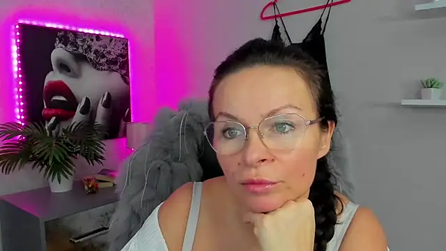 HelenLuxx online show from 02/04/25, 10:21