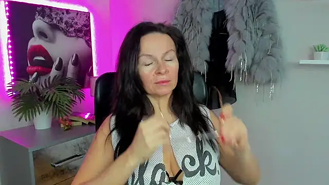 HelenLuxx online show from 02/13/25, 06:30