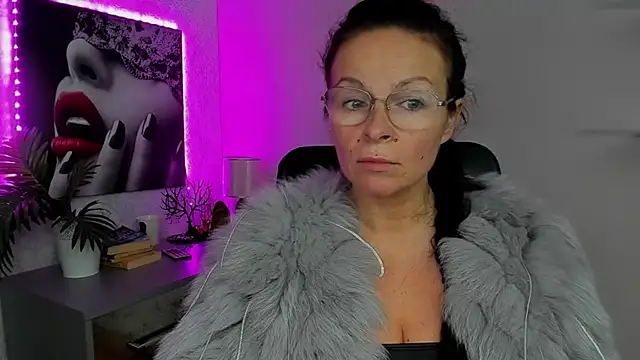 HelenLuxx online show from 10/02/25, 05:47