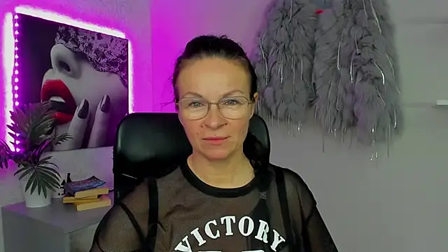 HelenLuxx online show from 10/17/25, 06:38