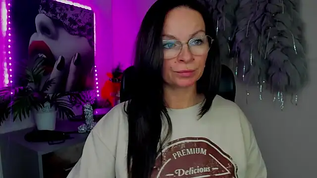 HelenLuxx online show from 02/02/26, 04:06