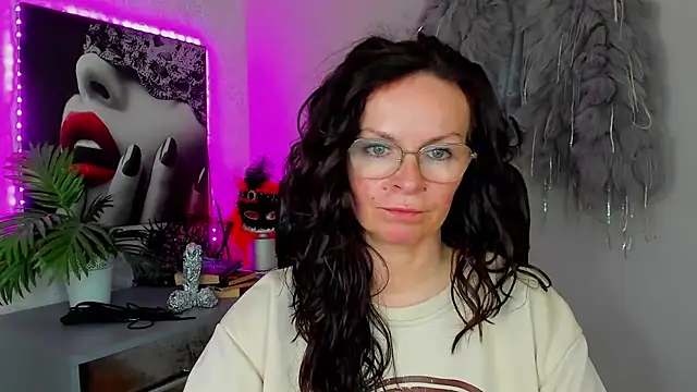 HelenLuxx online show from 04/15/26, 02:46