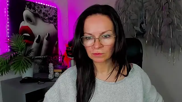Snapshot of HelenLuxx chatting on 04/20/26, 03:15 HelenLuxx online show from 04/20/26, 03:15