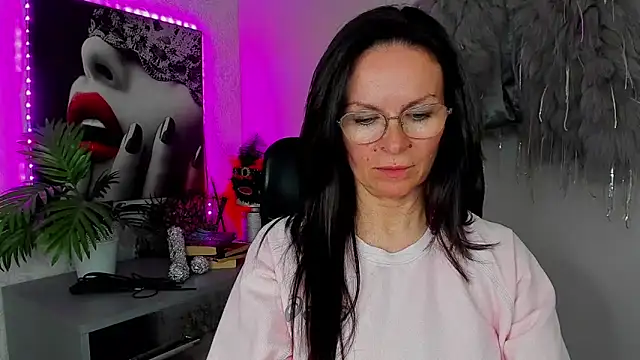 Snapshot of HelenLuxx chatting on 04/21/26, 04:12 HelenLuxx online show from 04/21/26, 04:12