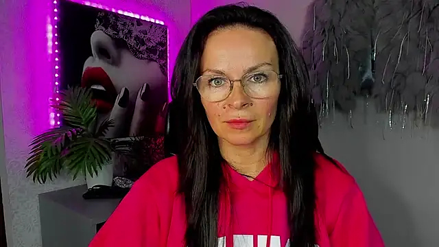 Snapshot of HelenLuxx chatting on 04/22/26, 05:25 HelenLuxx online show from 04/22/26, 05:25